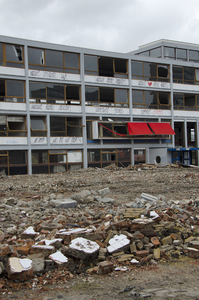 845217 Gezicht op de sloop van het Gerrit Rietveld College (Winklerlaan 373) te Utrecht met op de voorgevel een tekst ...